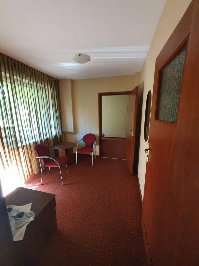 Hotel Graf Łask エクステリア 写真